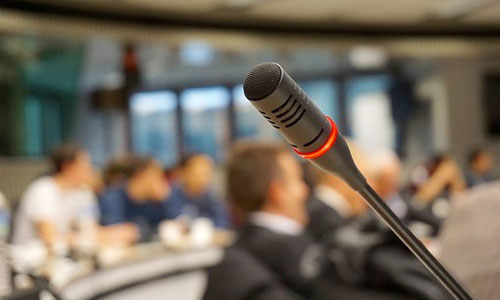 7-inspirierende-Vorträge-um-Ihr-Programmierteam-zu-motivieren-Mikrofon
